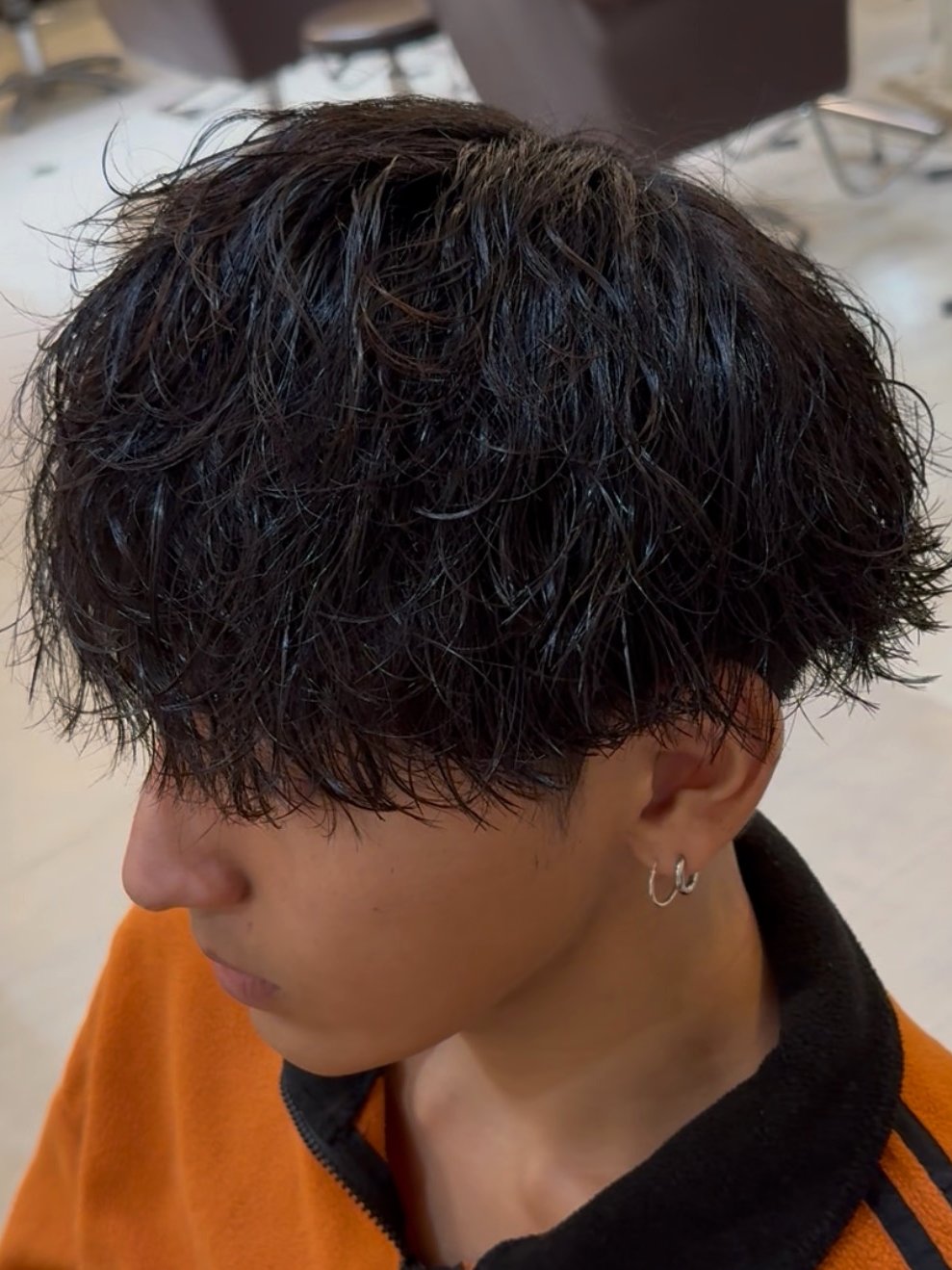 黒髪のメンズパーマ
